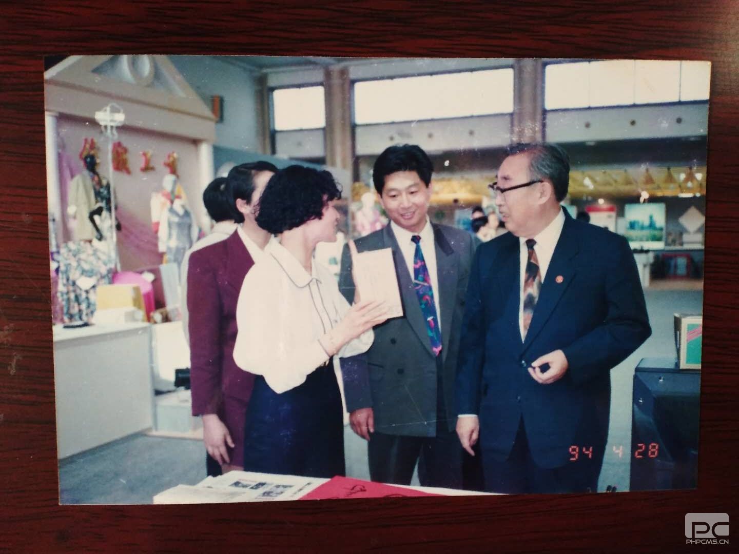 安徽省人民政府原省长傅锡寿听取"关氏肝保"产品介绍